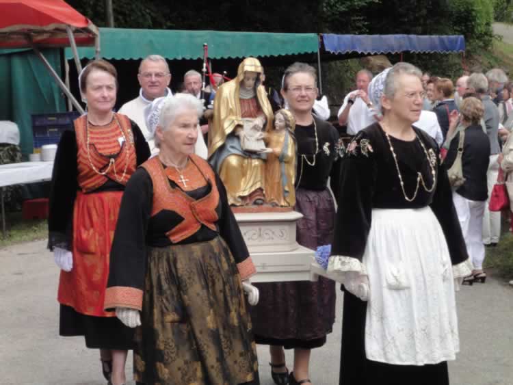 Procession avec la statue de Sainte Anne